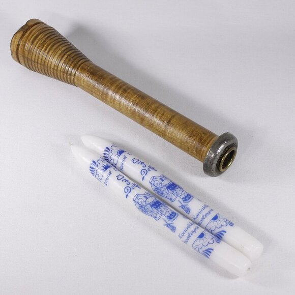 Antique yarn bobbin candlestick holder + 2 Delft blue candles Porceleyne fles, - Picture 1 of 10